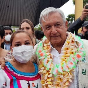 Me encuentro con el expresidente Andrés Manuel López Obrador en una de sus visitas a Oaxaca.